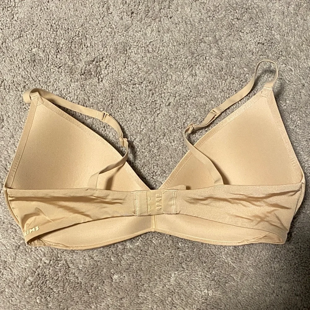 SKIMS Nude Smooth T-Shirt Bra - Picture 2 of 3